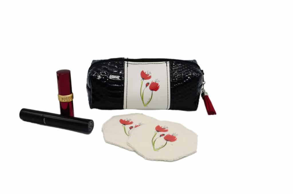 Trousse maquillage avec un rouge à lèvre, un mascarat et deux lingettes lavables avec un motif coquelicot.