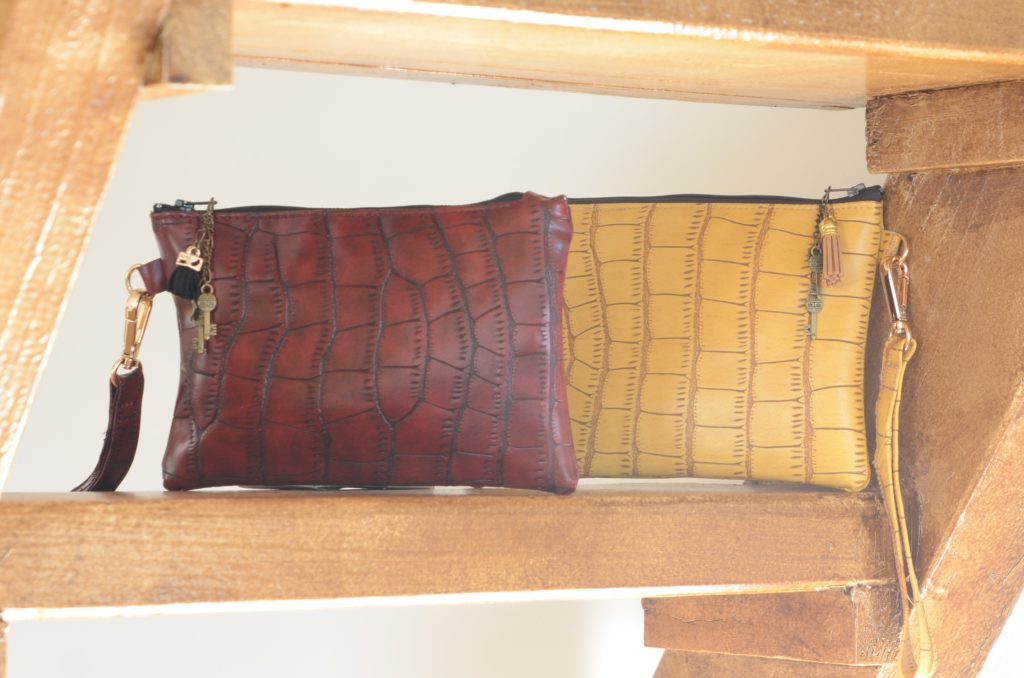 Pochette pour cables, croco rouge et noir, pièce de créateur pour résister à l'athflow