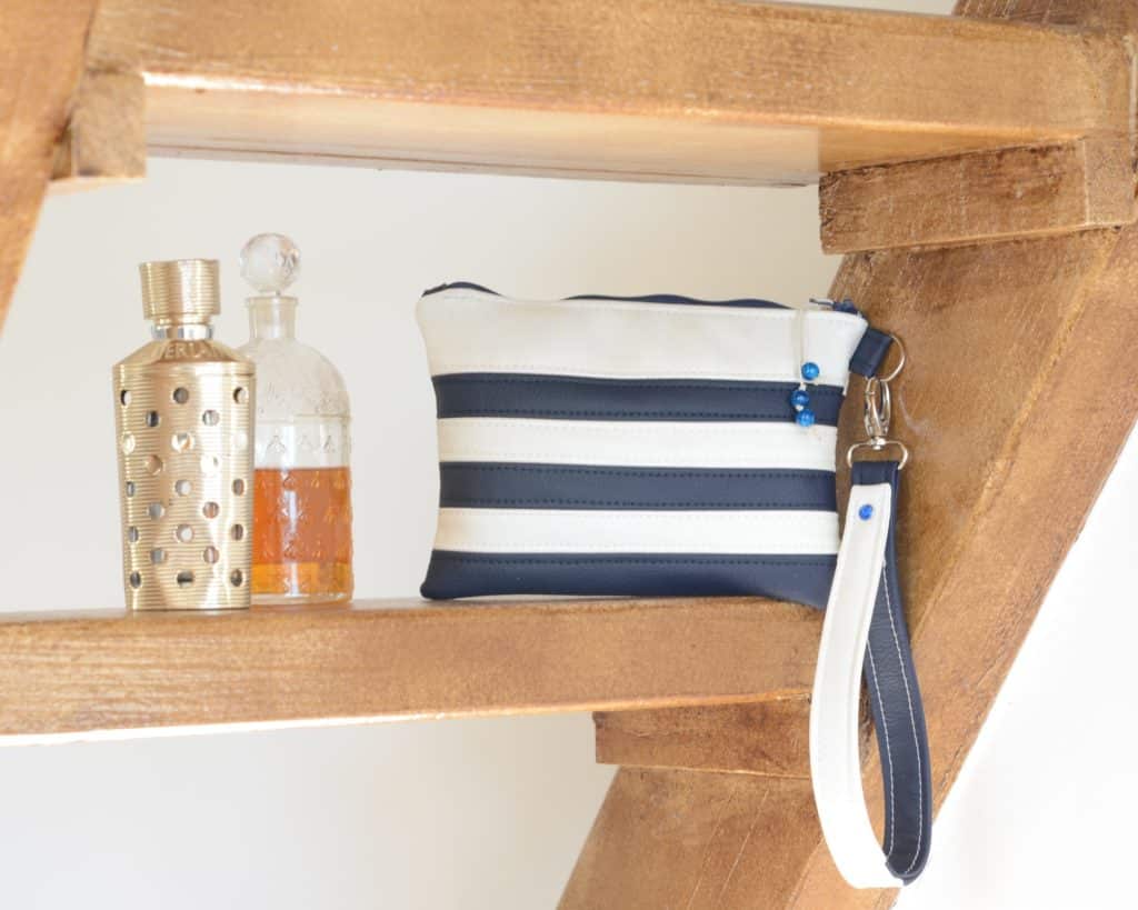 Pochette bleu et blanc, pochette marin posé sur une étagère