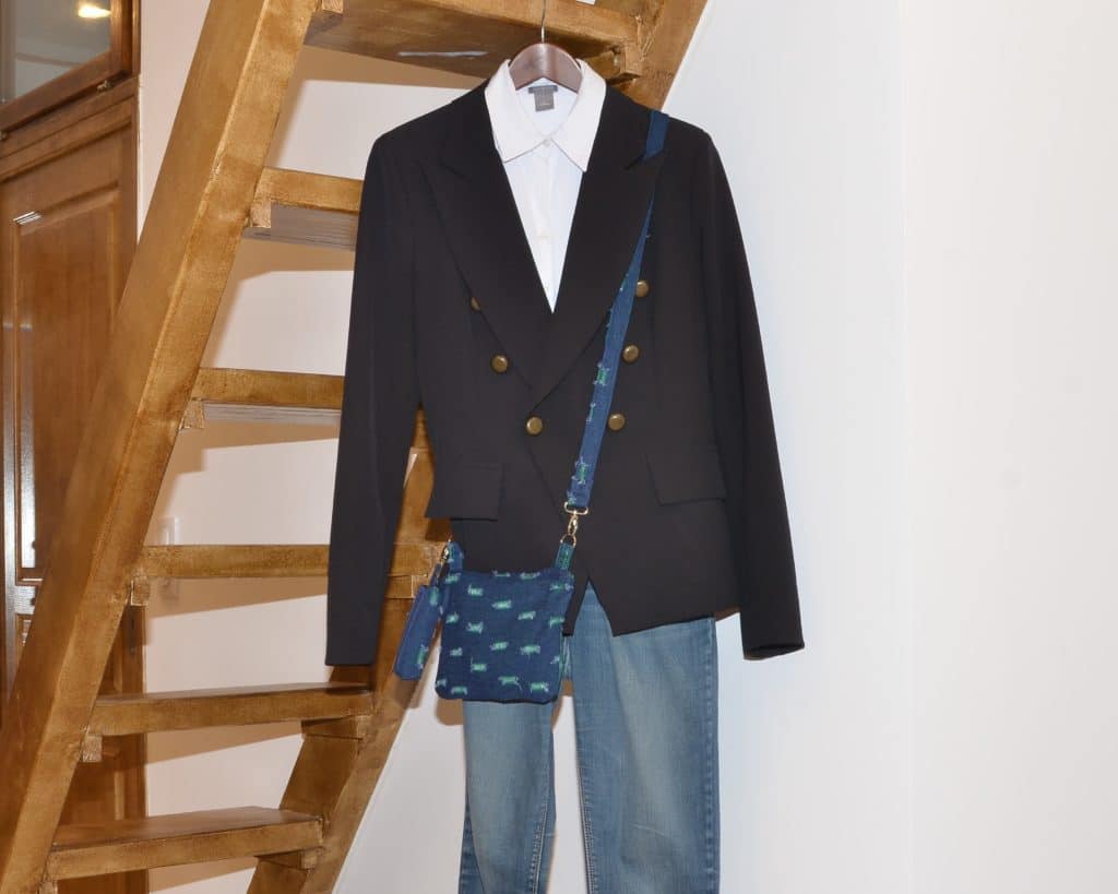 Photo d'une tenue Jean, Chemise blanhce et veste noire, Pochette bandoulière bleue et verte