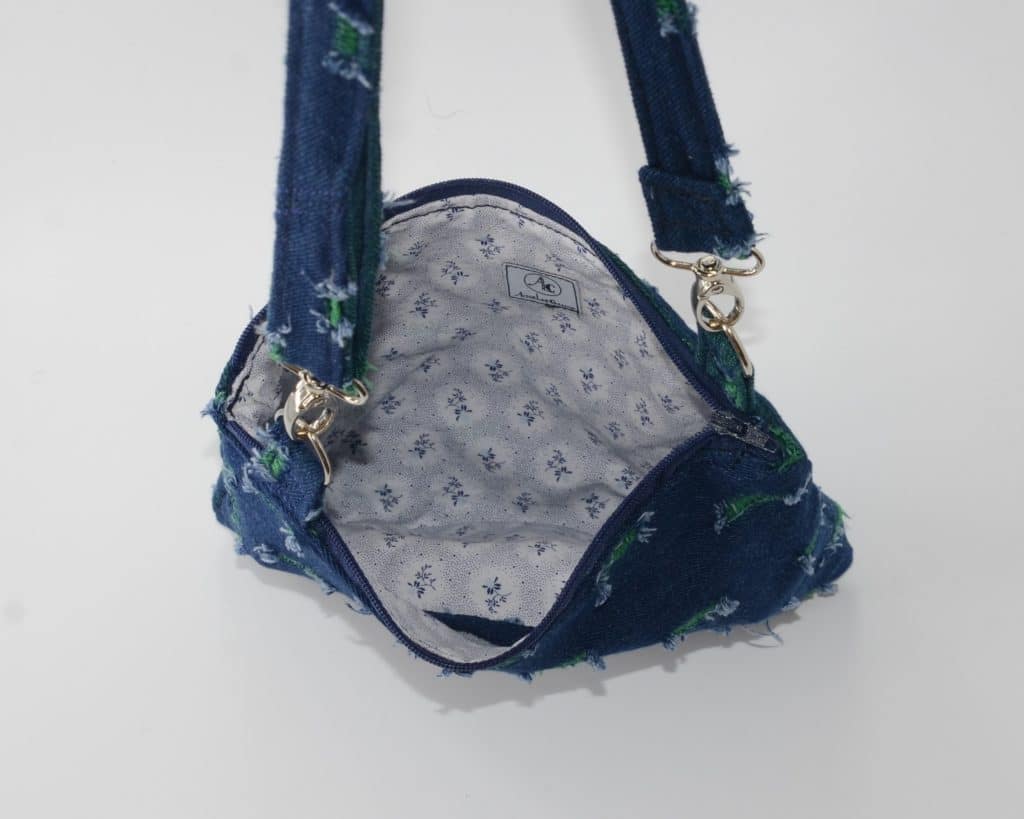 mes 3 plus belles réussites sur le Web : Intérieur de la pochette bandouliere: petites fleurs bleues sur fond blanc