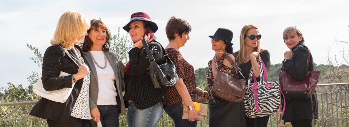 Groupe de copines qui discutent avec leur sac ActiveLilie Création à la main