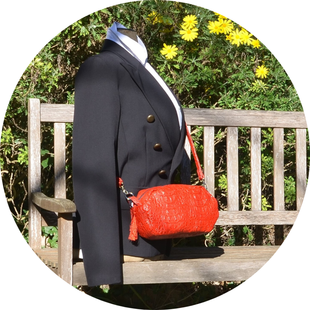 Mannequin posé sur un banc avec le petit sac rouge en bandoulière