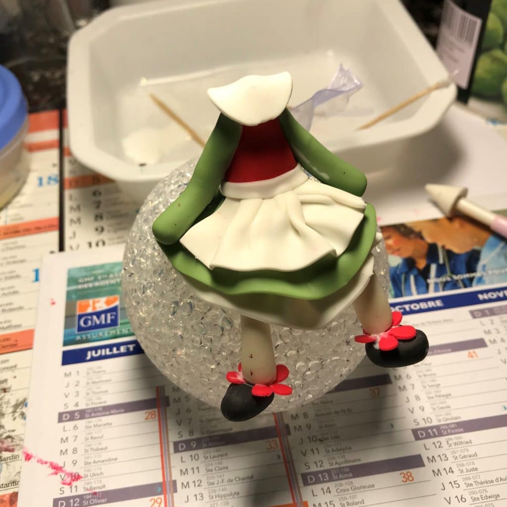 Etape 6: La collerette, modeler en porcelaine froide