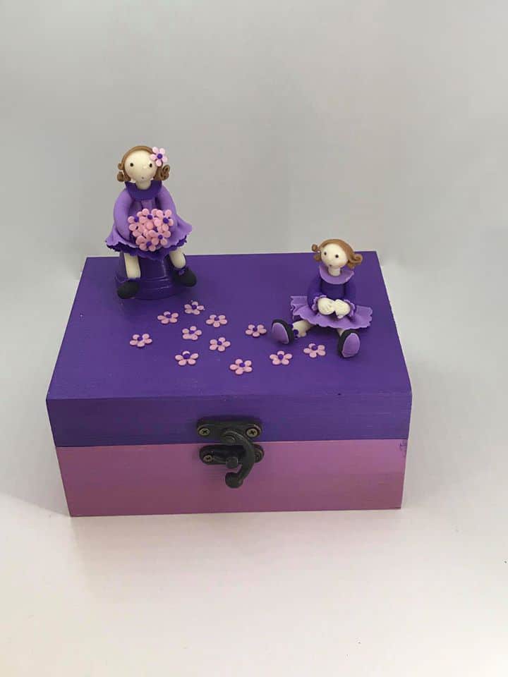 Boite Violette avec deux figurine modeler en porcelaine froide