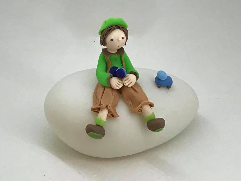Garçon assis sur une lampe boule