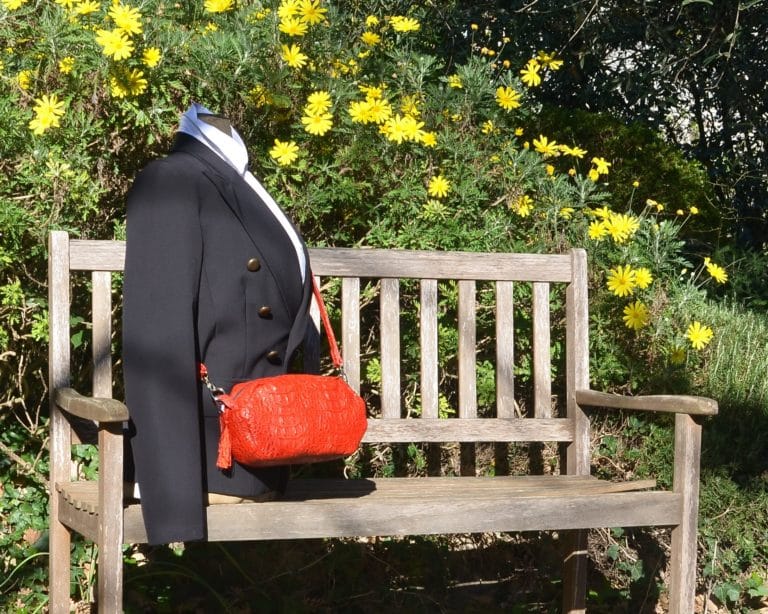 Mannequin qui porte le sac de forme octogonal en bandoulière