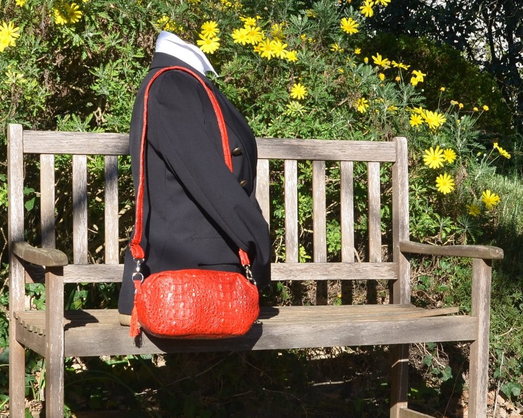 Mannequin qui porte le sac de forme octognale à l'épaule