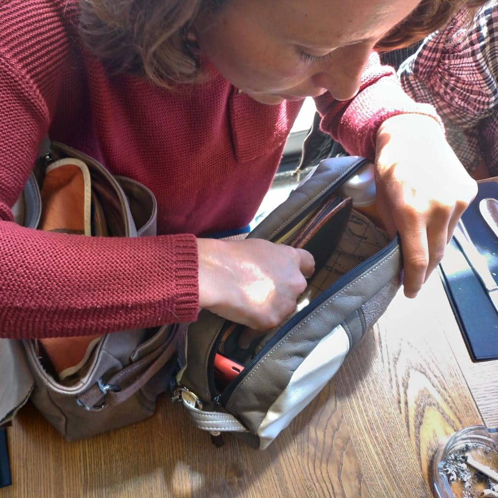 Femme qui cherche à l'intérieur de son sac