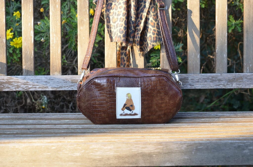 Petit sac couleur caramel, peau de cobra (cuir synthétique)