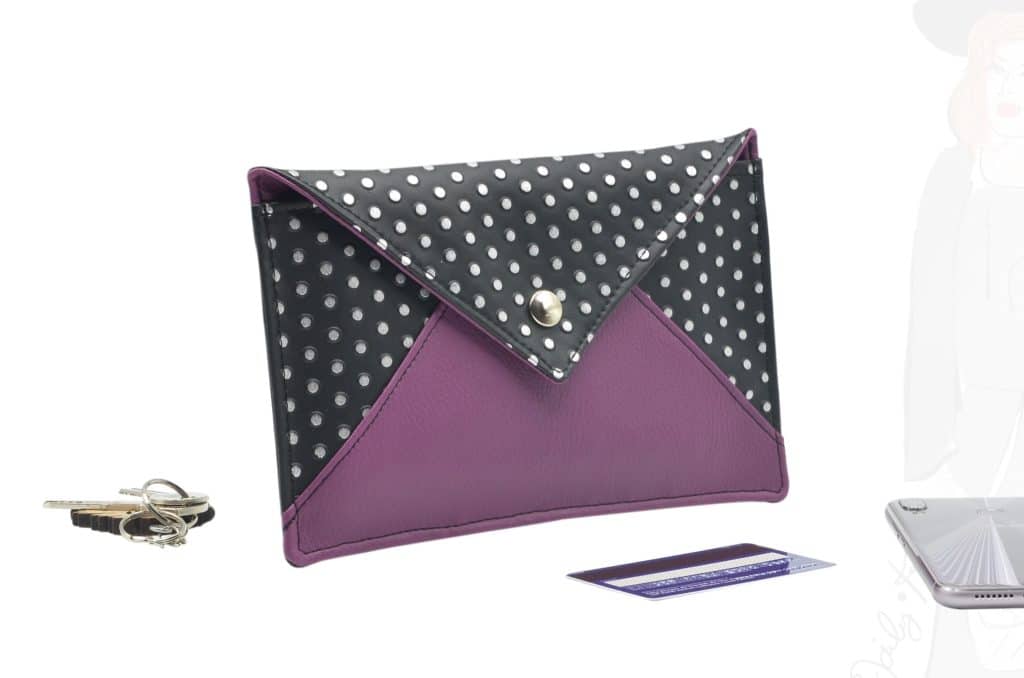 Pochette enveloppe noir à pois argentés, avec le bas de l'enveloppe violet