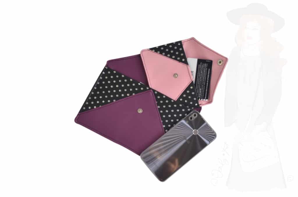 Pochette enveloppe ouverte avec une petite pochette enveloppe à l'intérieur