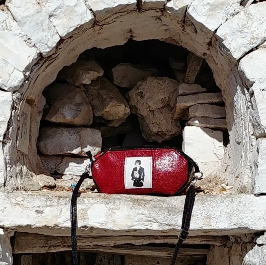 sac de forme octogonale, posée sur un muret de pierres blanches