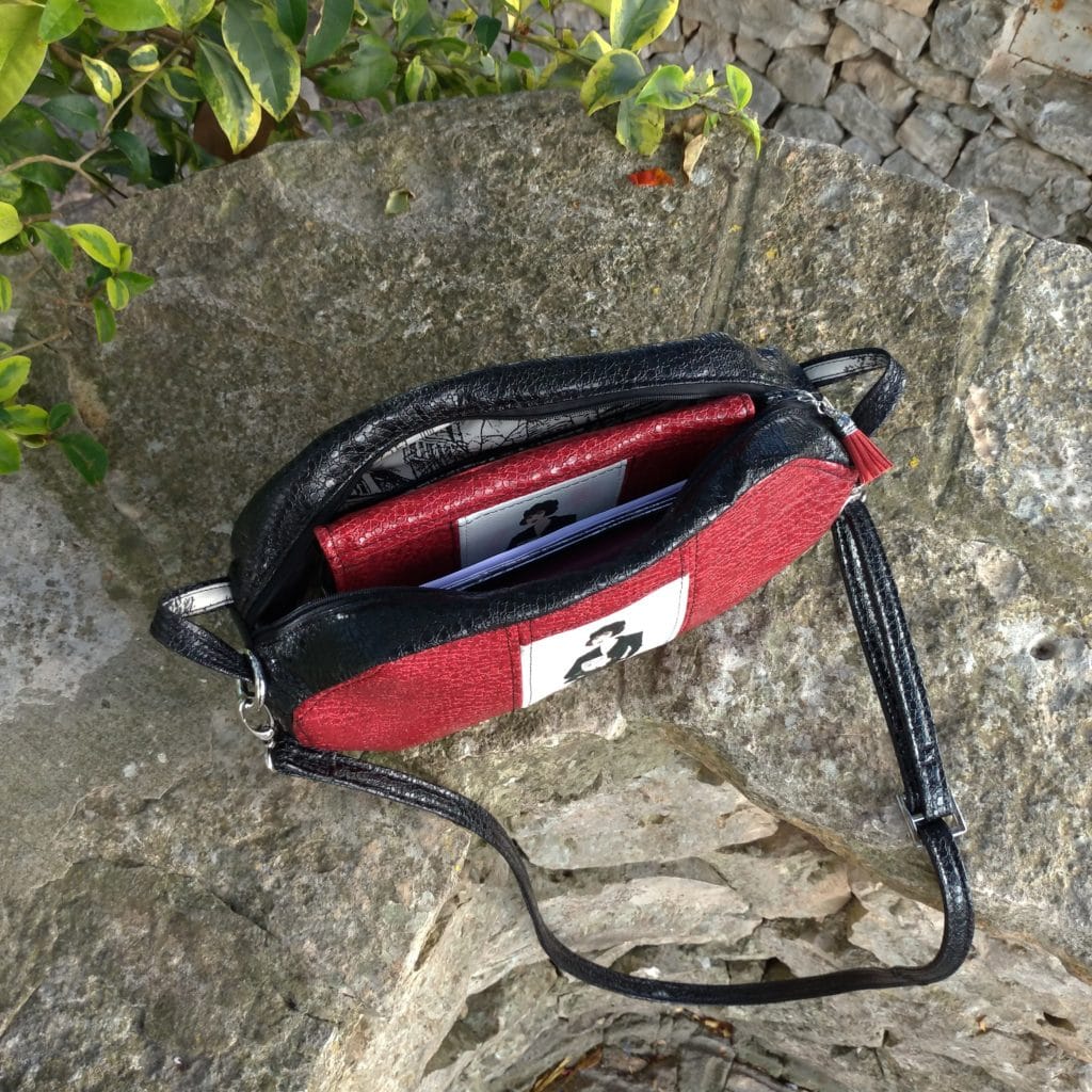 sac de forme octogonale avec un portefeuille à l'intérieur