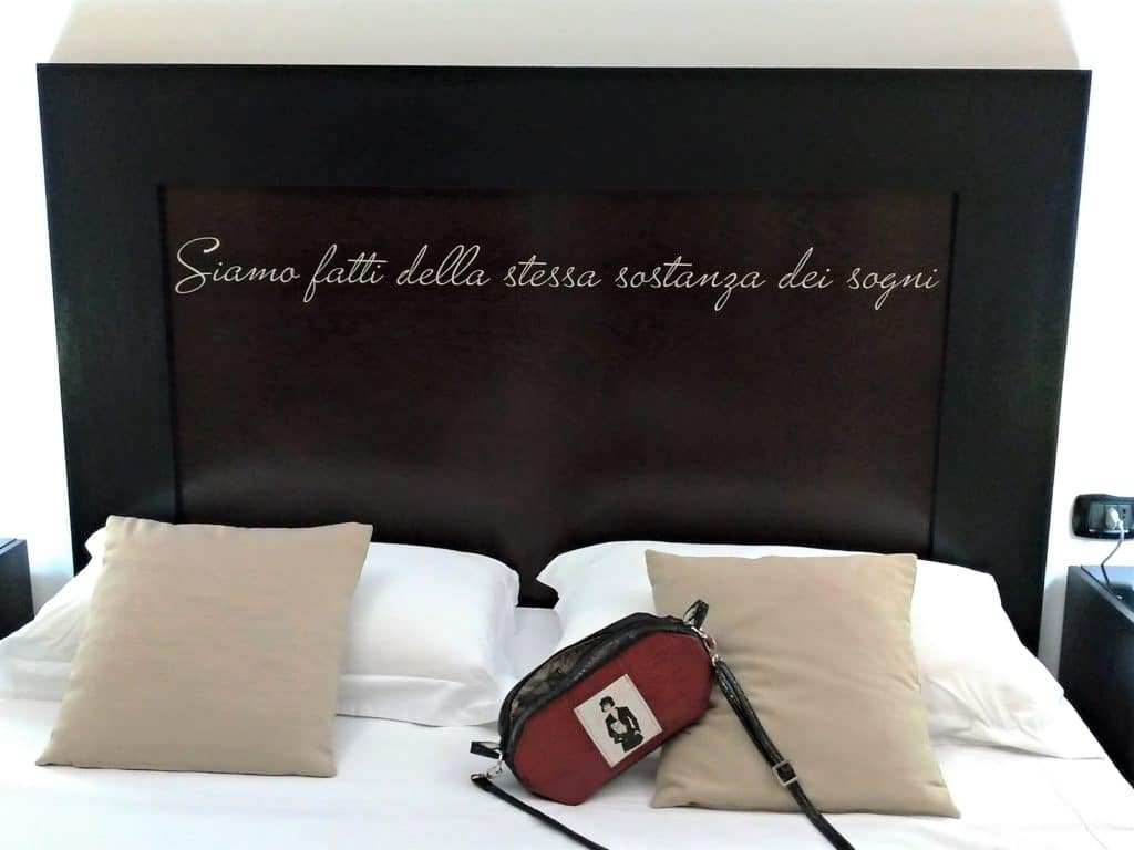 Sac avec sa bandoulière poser sur un lit