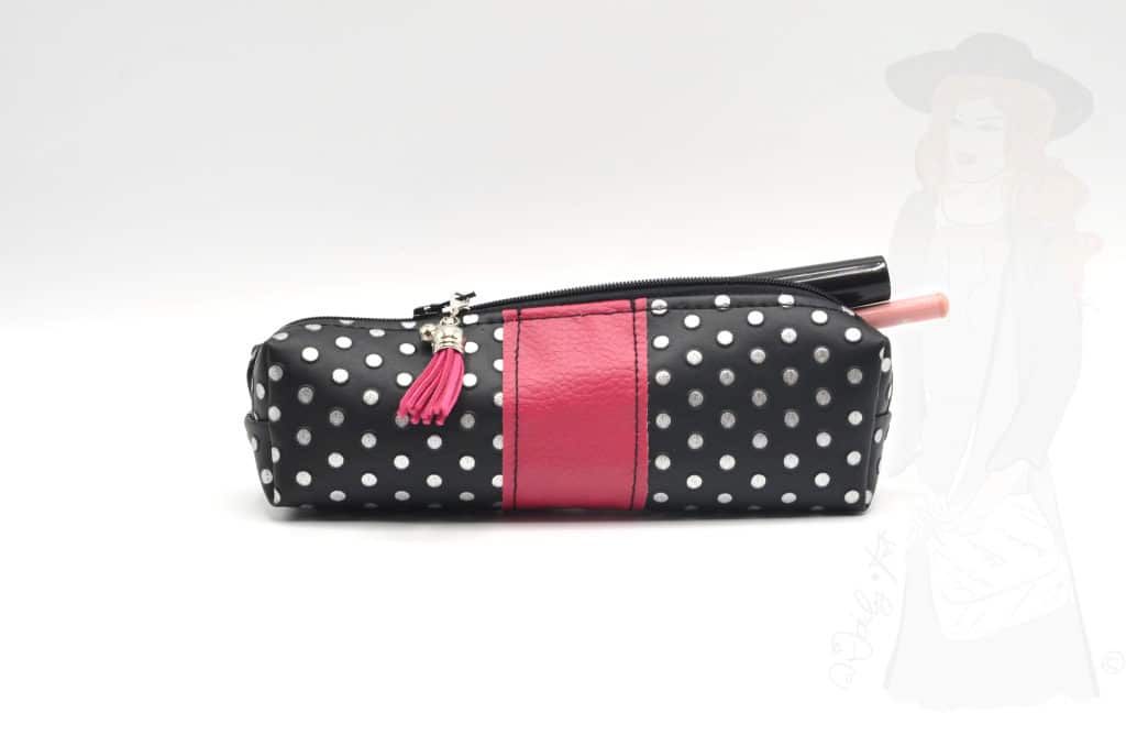 Trousse à maquillage avec un crayon et un mascara qui dépassent