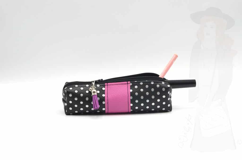 Trousse à maquillage avec un crayon et un mascara qui dépassent