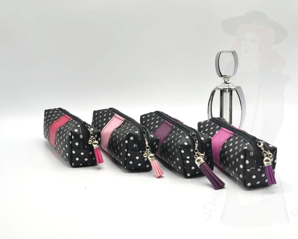 4 trousse à maquillage et un flacon de parfum vide
