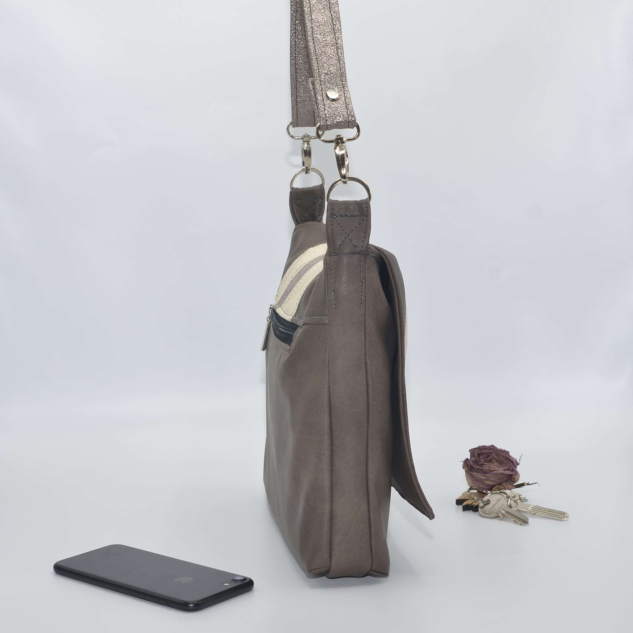 Sac bandoulière taupe avec sa poche extérieure zippée.