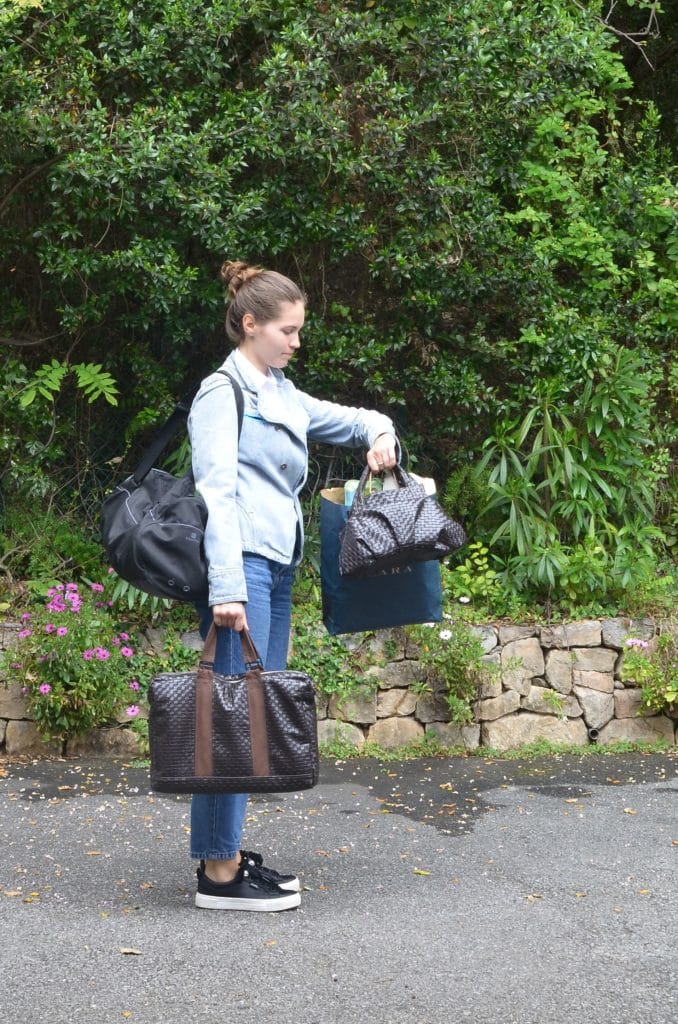Femme qui regarde l'heure alors qu'elle porte 5 sacs