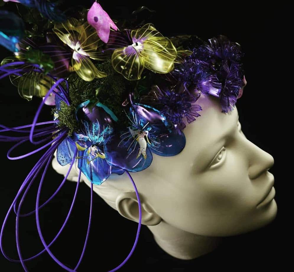 Chapeau de fleurs bleues posée sur une tête, fleurs fabriquées à partir de bouteille de récupération