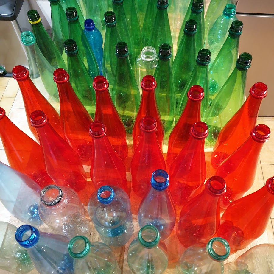 Ensemble de bouteilles en plastiques vides, vues du dessus