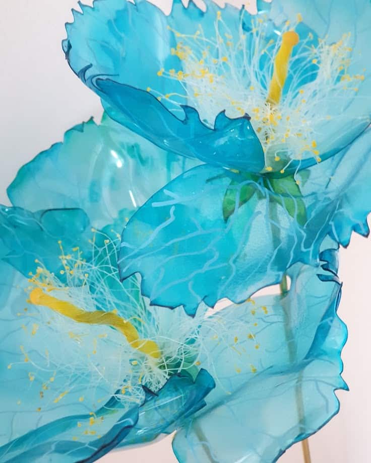 étales de fleurs bleues, objet de décoration fabriqué avec des bouteilles en plastique recyclées.