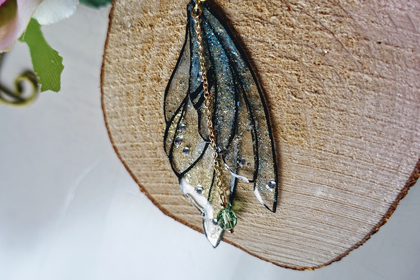 Boucle d'oreille ailes de fée, en résine, réalisées par la bijoutière Pebilie