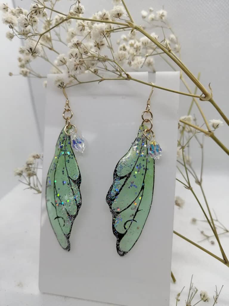 Boucles d'oreilles ailes de fées, en plastique thermoforùable réalisées par la bijoutière Pébilie