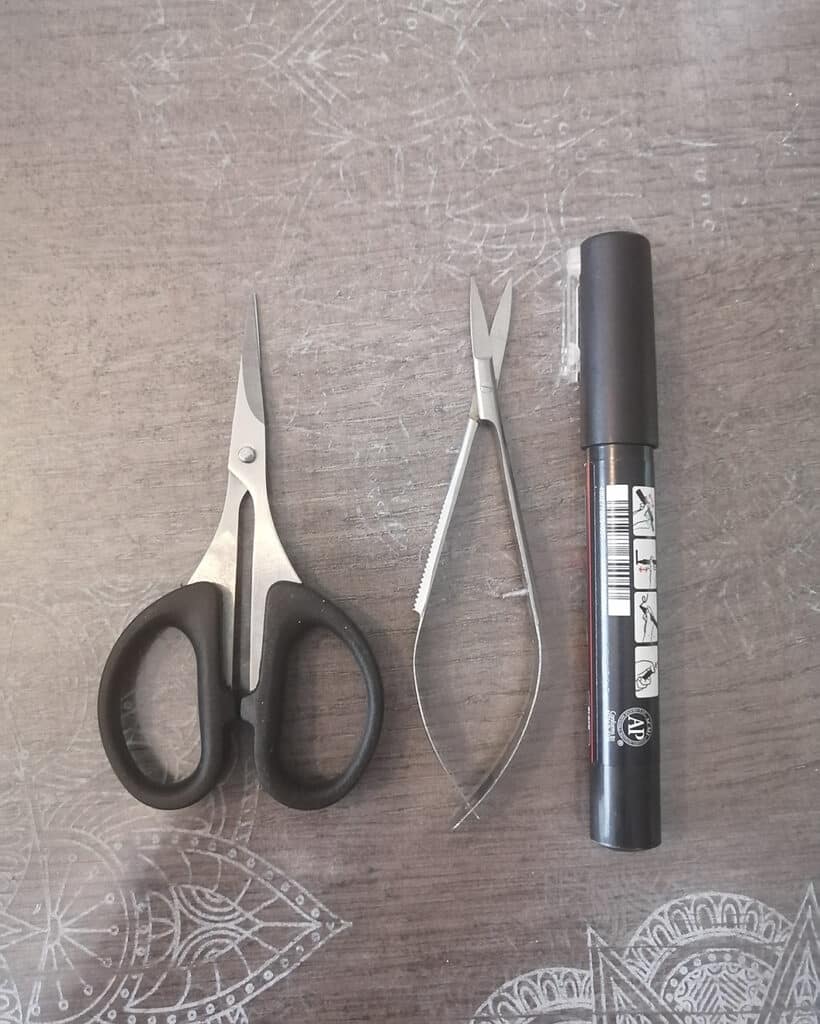 Les outils - Etape 3 de la Fabrication de boucles d'oreilles aile de fée en plastique thermofprmable, réalisée par la bijoutière Pébilie