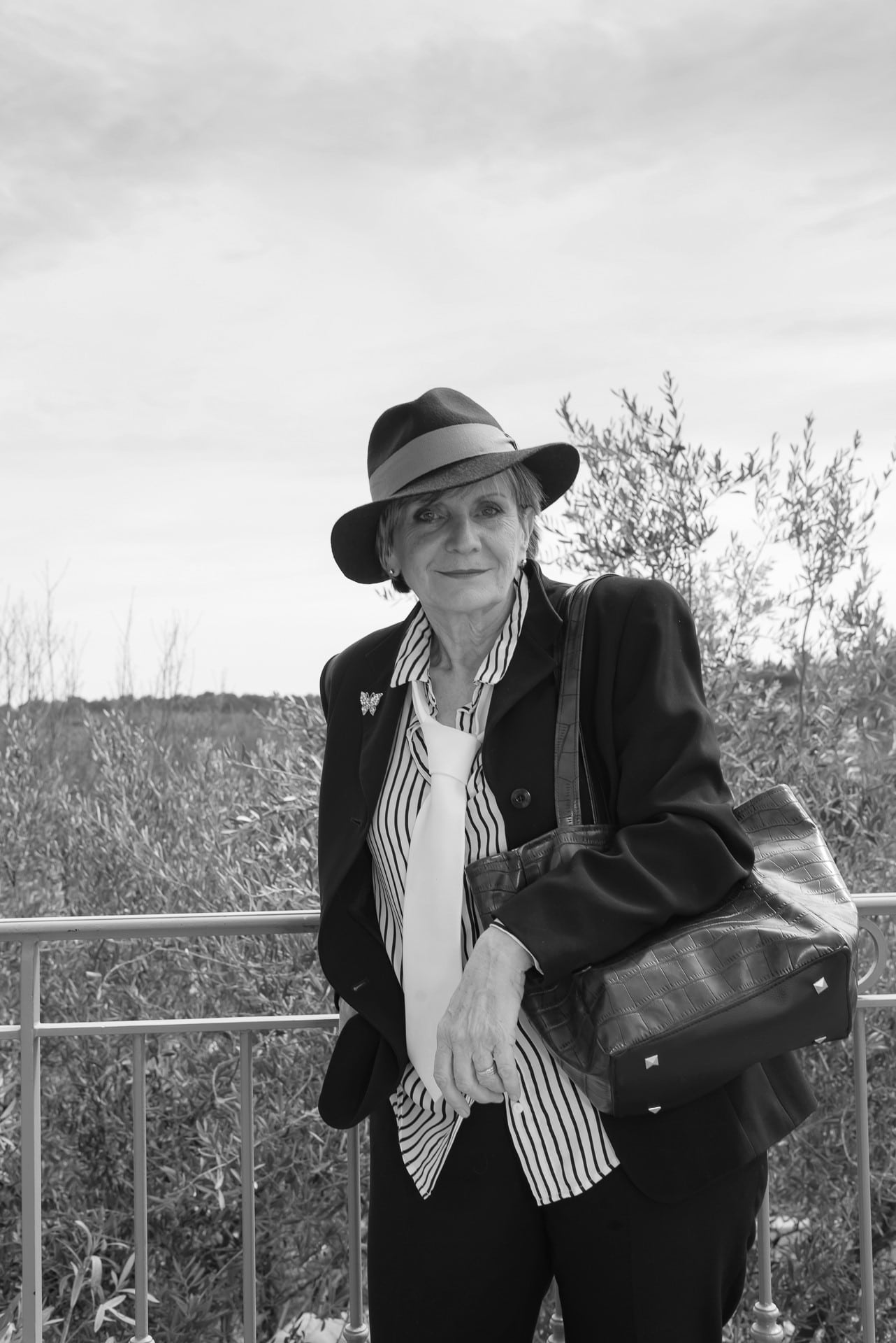Femme ave un chapeau et un sac, photo noire et blanc