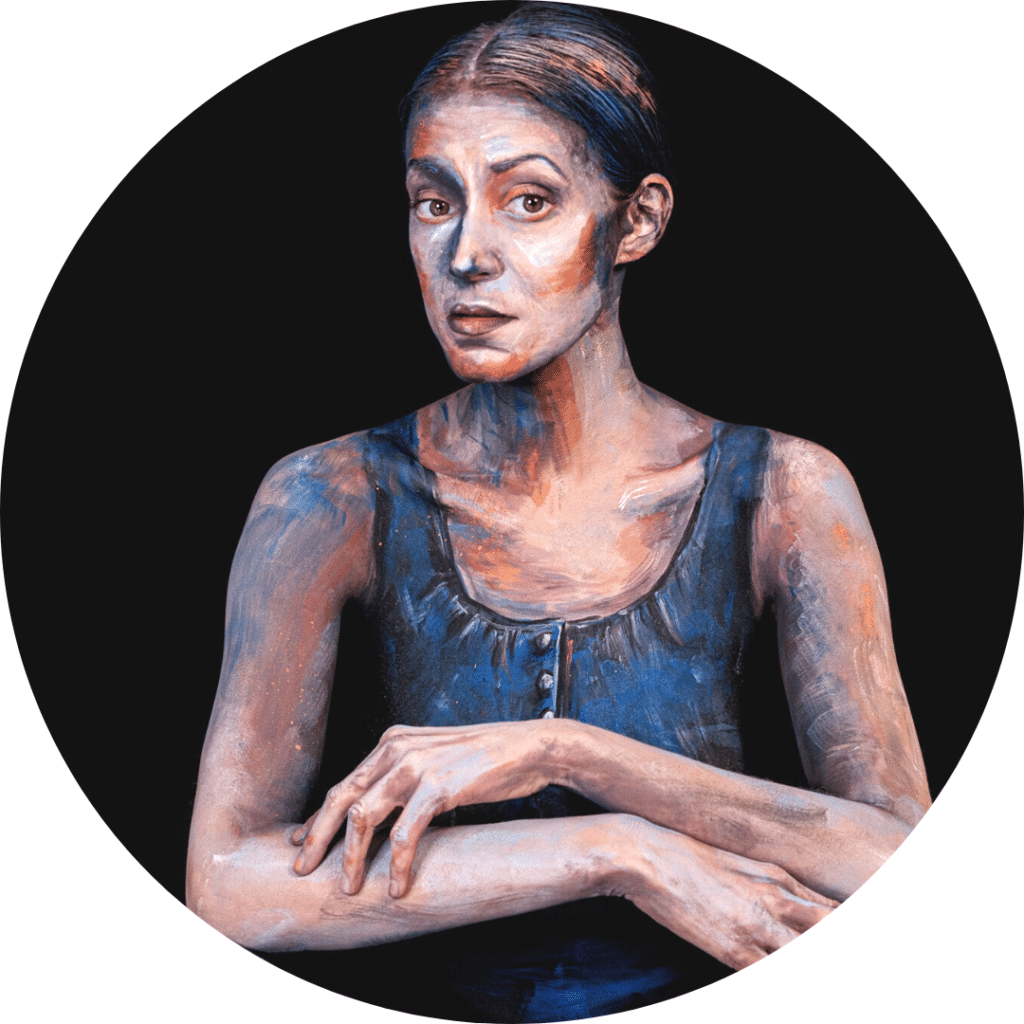 Tableau body painting d'une femme en débardeur Jean bleu, psoant accroupi