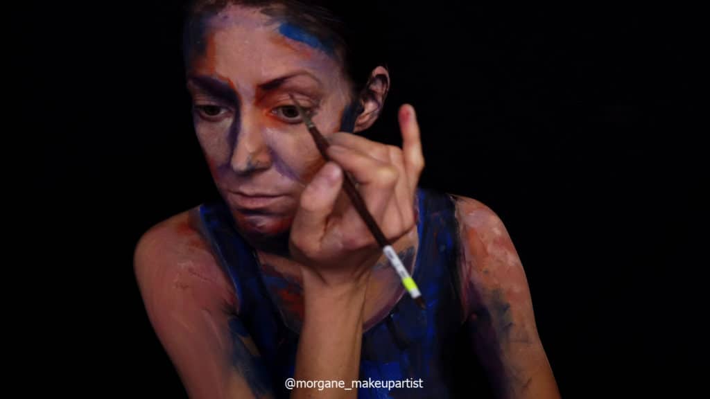 étape 9: L'oeil. Morgane face à son miroir en train de se peindre
