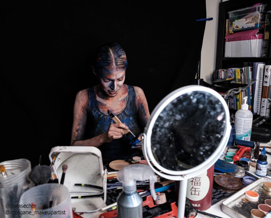 Morgane avec sa peau comme toile et ses pots de peinture specials, bodypainting