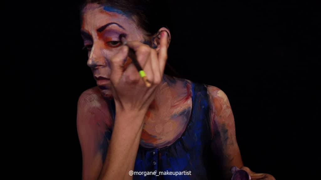 étape 12: la paupière. Morgane face à son miroir en train de se peindre