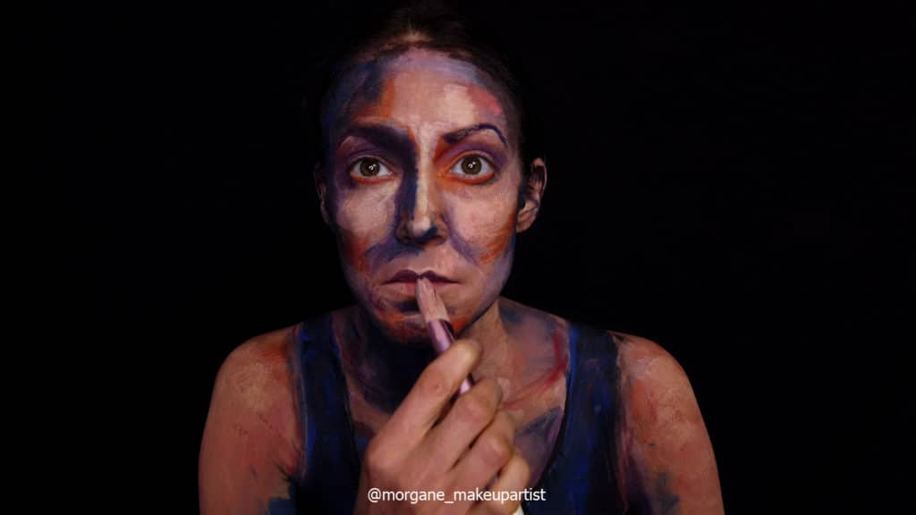 étape 13: la bouche. Morgane face à son miroir en train de se peindre
