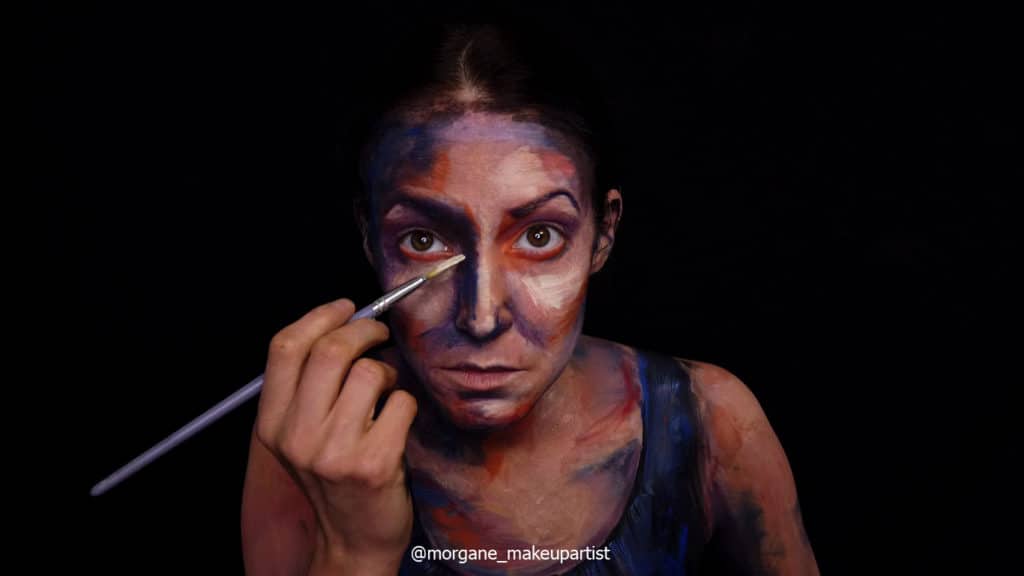étape 14: Le haut du nez. Morgane face à son miroir en train de se peindre