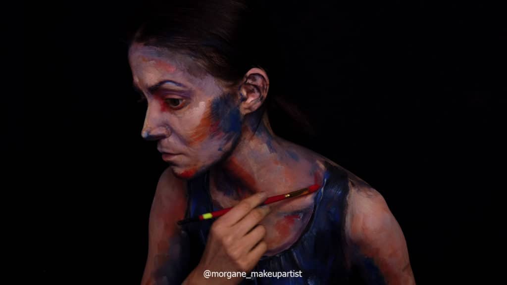 étape 18: L'épaule côté clavicule. Morgane face à son miroir en train de se peindre