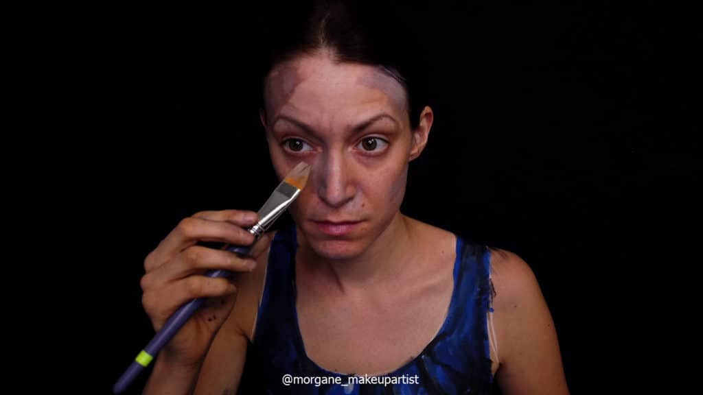 étape 2: le nez, Morgane face à son miroir en train de se peindre