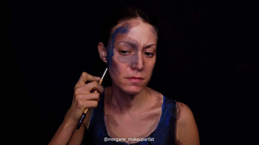 tape 3: la joue. Morgane face à son miroir en train de se peindre