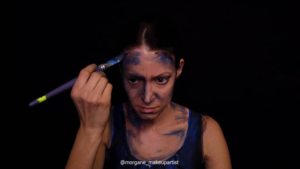 étape 4: L'épaule. Morgane face à son miroir en train de se peindre