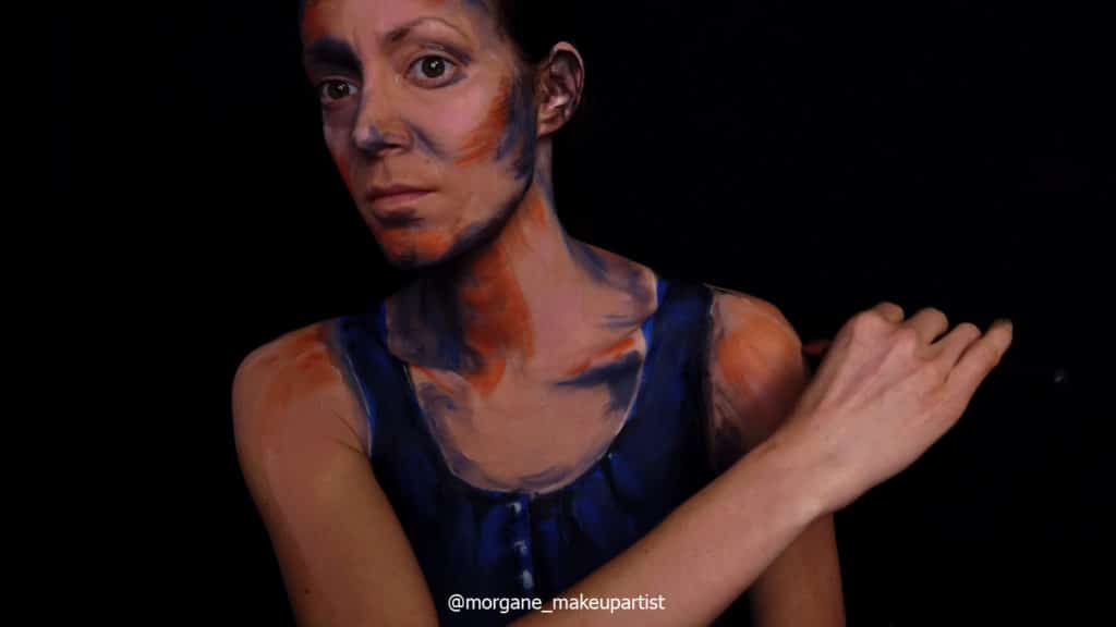 étape 5: le dos de l'épaule. Morgane face à son miroir en train de se peindre