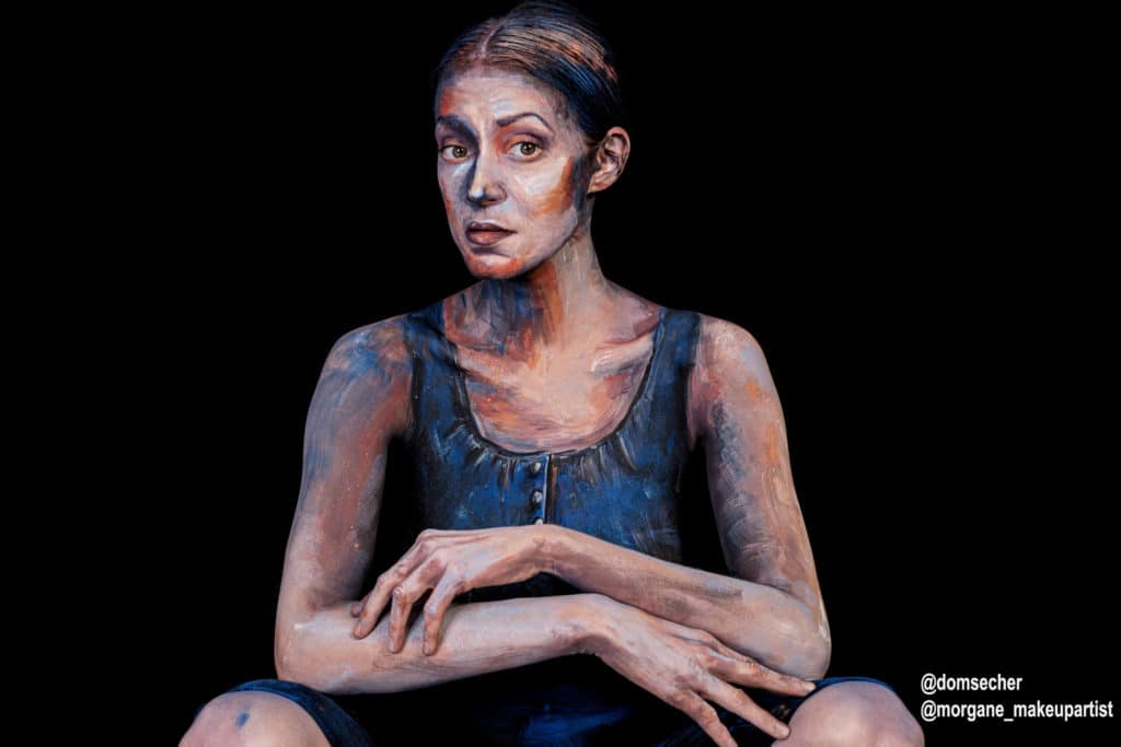 Tableau de femme, à croupi avec les bras croisés, bodypainting