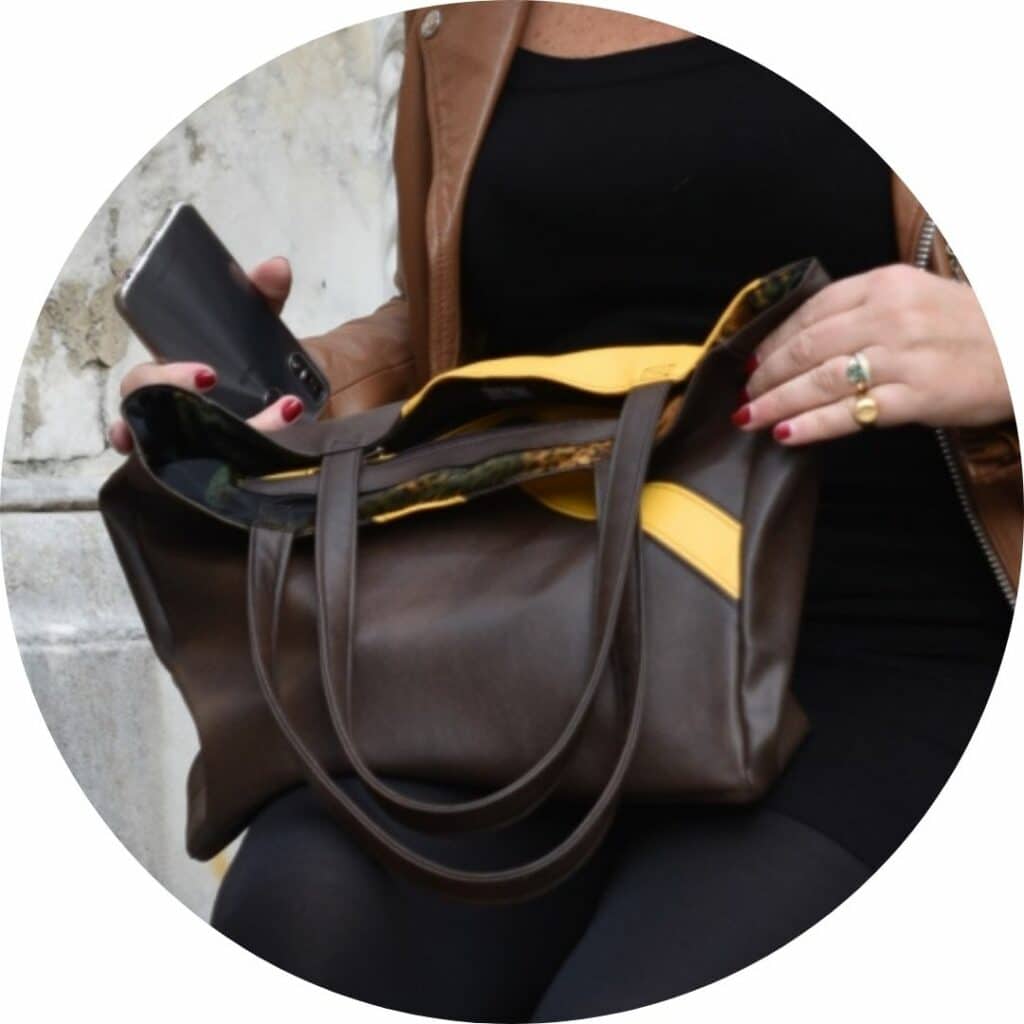 Confection de sac sur mesure : Gros plan sur une femme qui sort une pochette de son sac