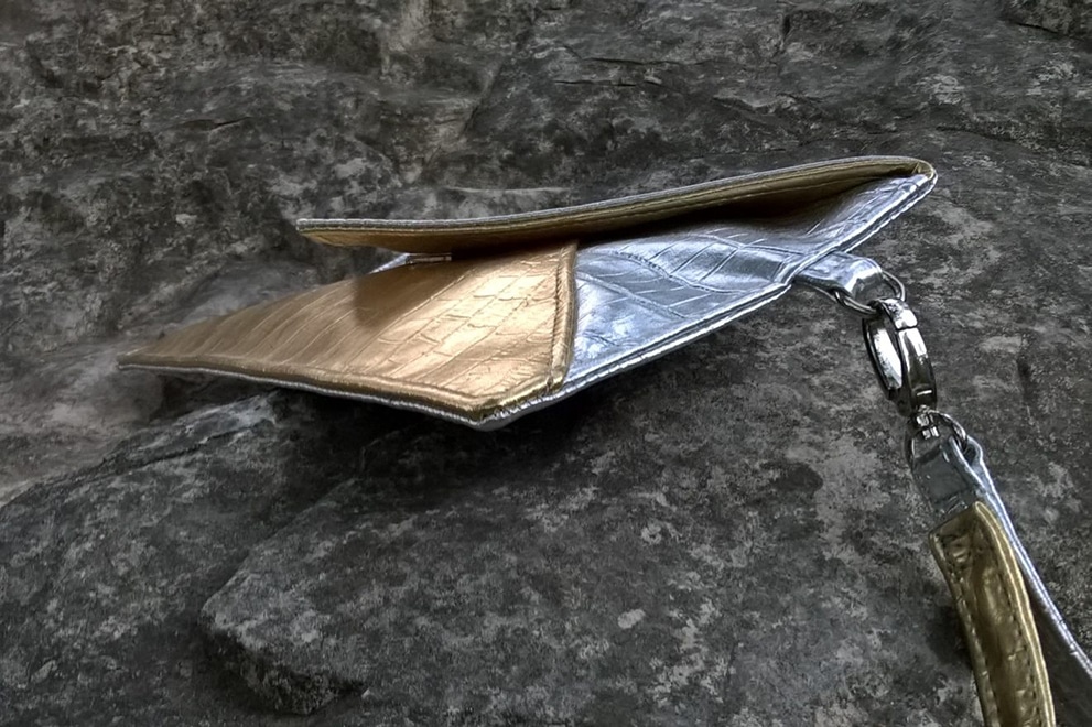 Style rococo pour cette pochette de réveillon, dorée et argent, dimensions 30cm x 16cm
