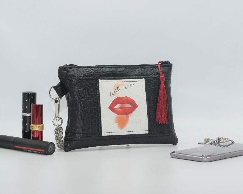 Style glamour pour cette pochette de réveillon, noire avec une bouche style Marilyn rouge