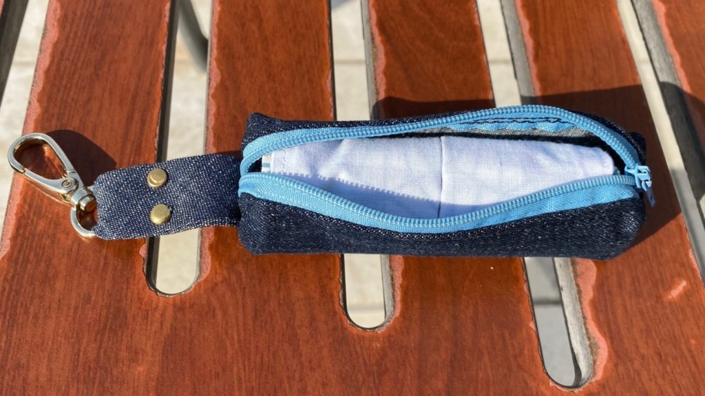 Pocheytte masque en Jean bleu foncé, fermeture bleu claire et masque en tissu