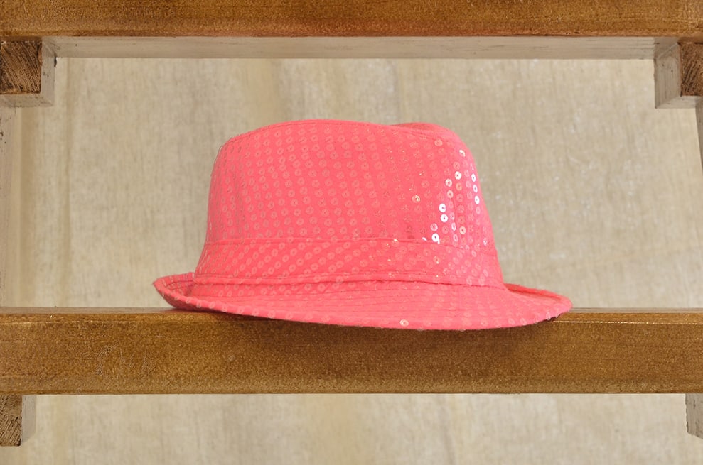 Comment porter les paillettes avec élégance et chic, sans faire bling bling : Chapeau rose à paillettes, des sequins translucide, pour un look des années 80.