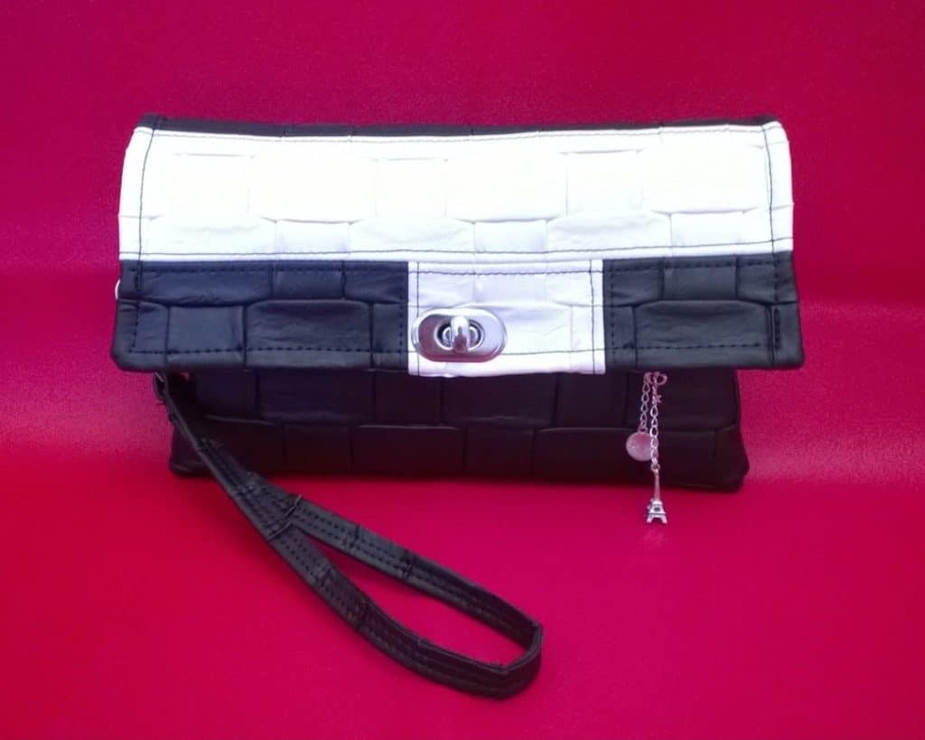 Pochette avec rabat, noire et blanche, collection la Parisienne