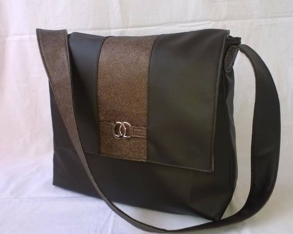 Sac ordinateur marron, style Chanel